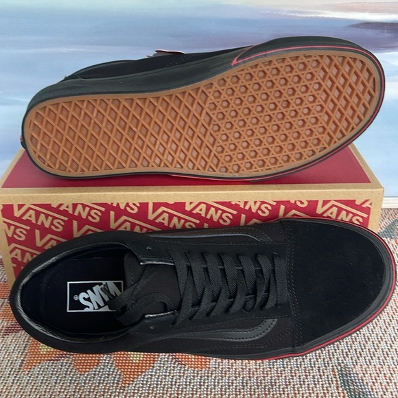 Vans Men’s Old Skool
(Flame Wall) Black/Black
VN0A38G1Q8Q
Sneakers - Picture 9 of 16